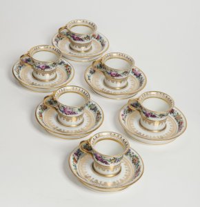 A PORCELAIN CUP SET FROM GARDNER