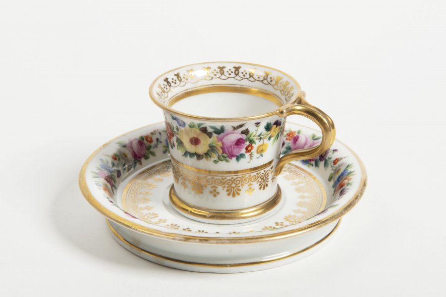 A PORCELAIN CUP SET FROM GARDNER