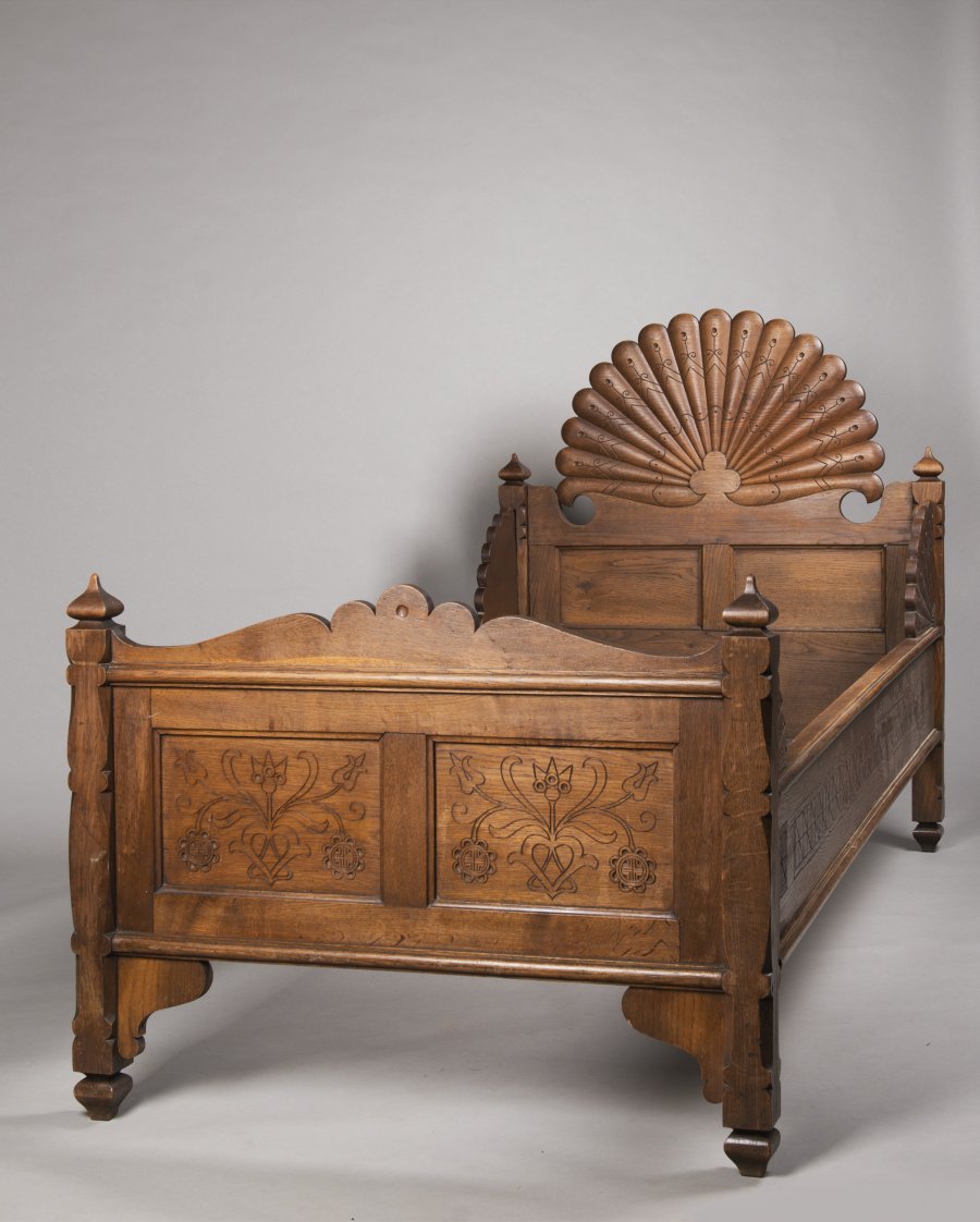 A BEDROOM FURNITURE SET