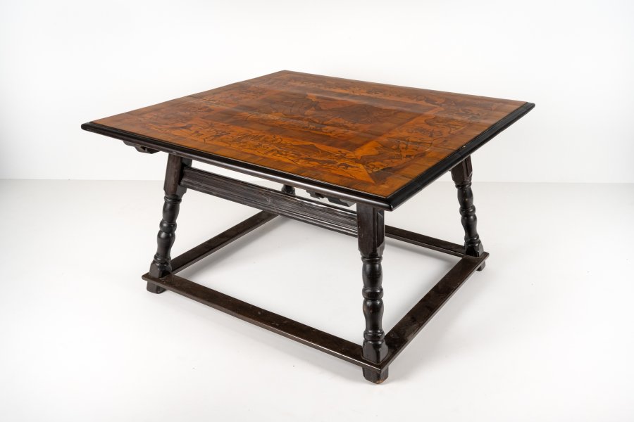 TABLE WITH AN INLAID TOP