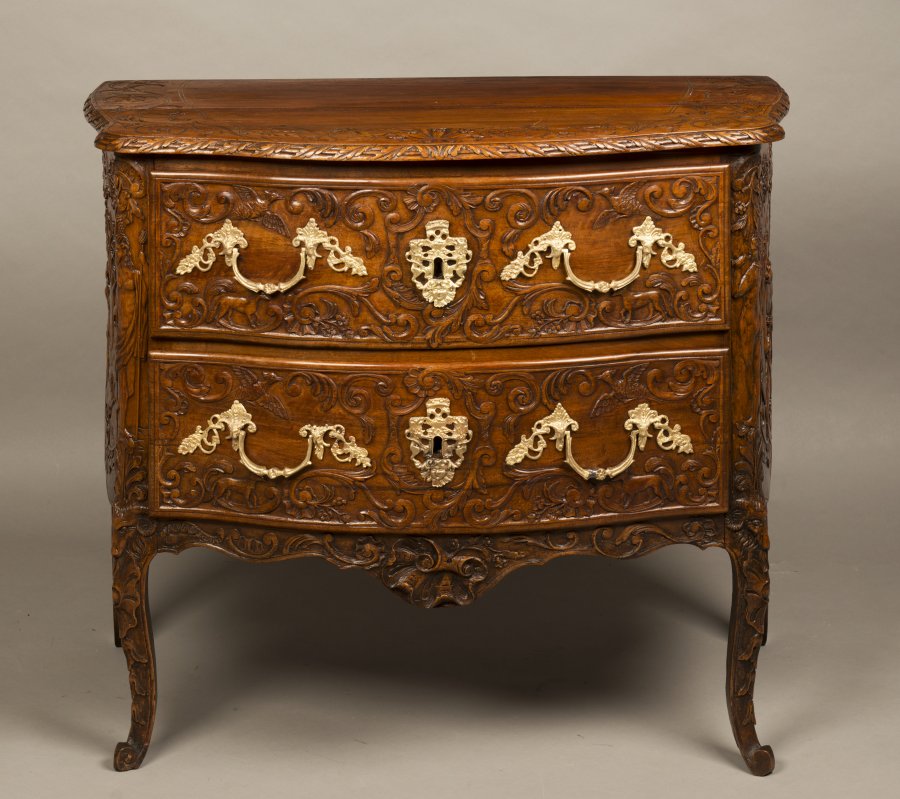 A ROCOCO COMMODE