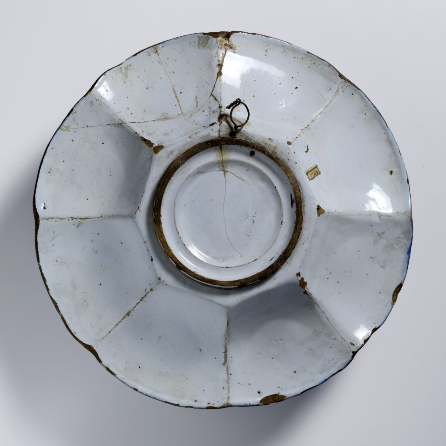A GROUP OF TWO CHINOISERIE FAÏENCE PLATES