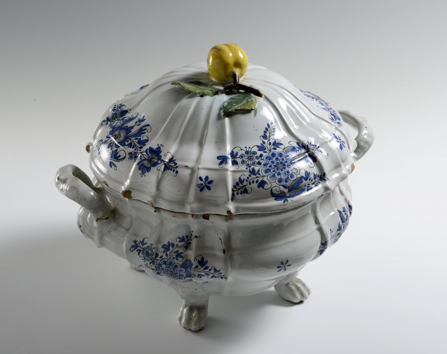 A FAÏENCE TERRINE WITH A LID