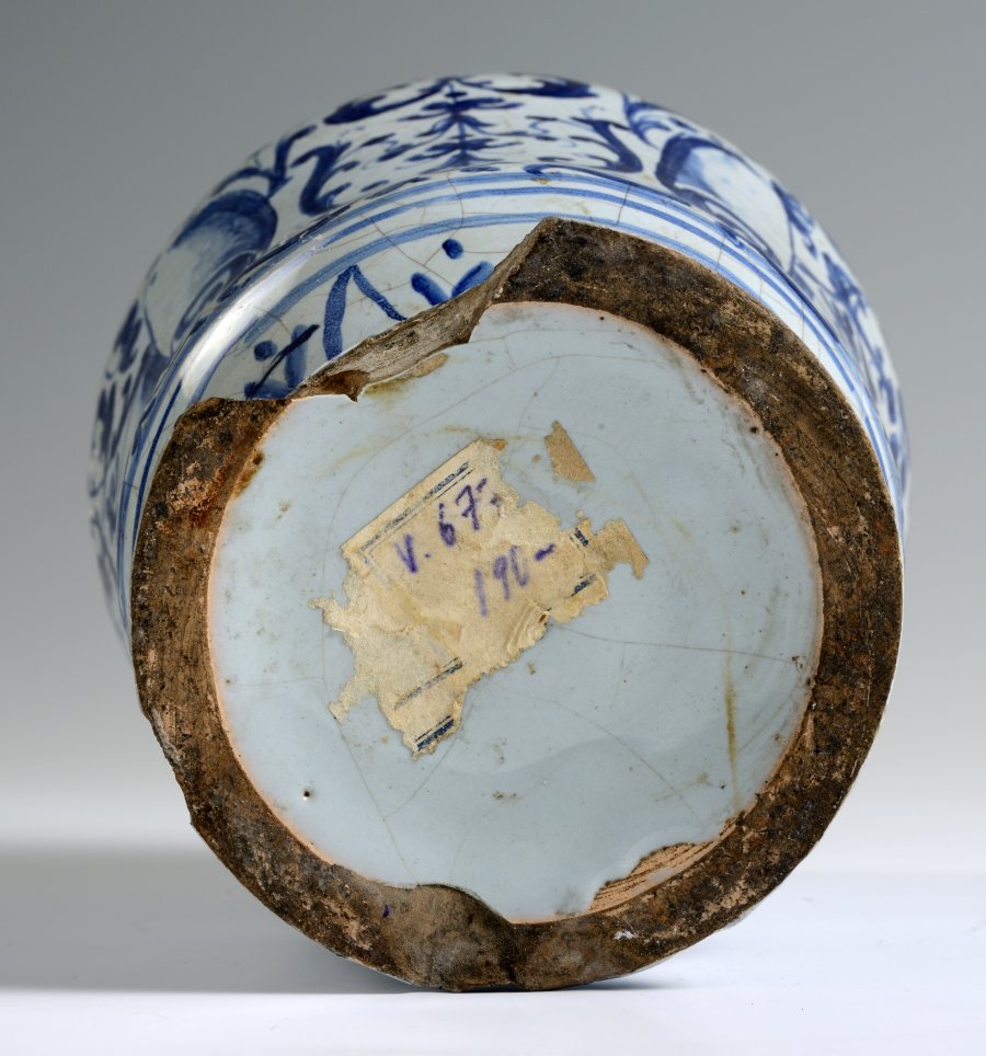 A MAJOLICA ALBARELLO APOTHECARY JAR 