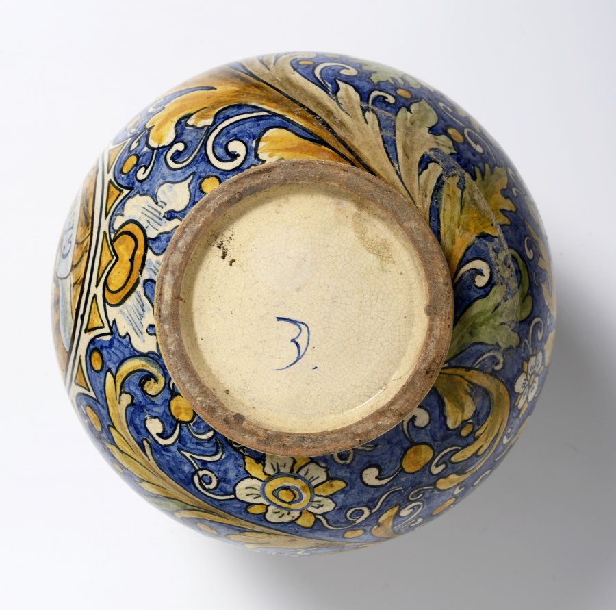 A PAIR OF APOTHECARY JARS IN ITALIAN RENAISSANCE STYLE