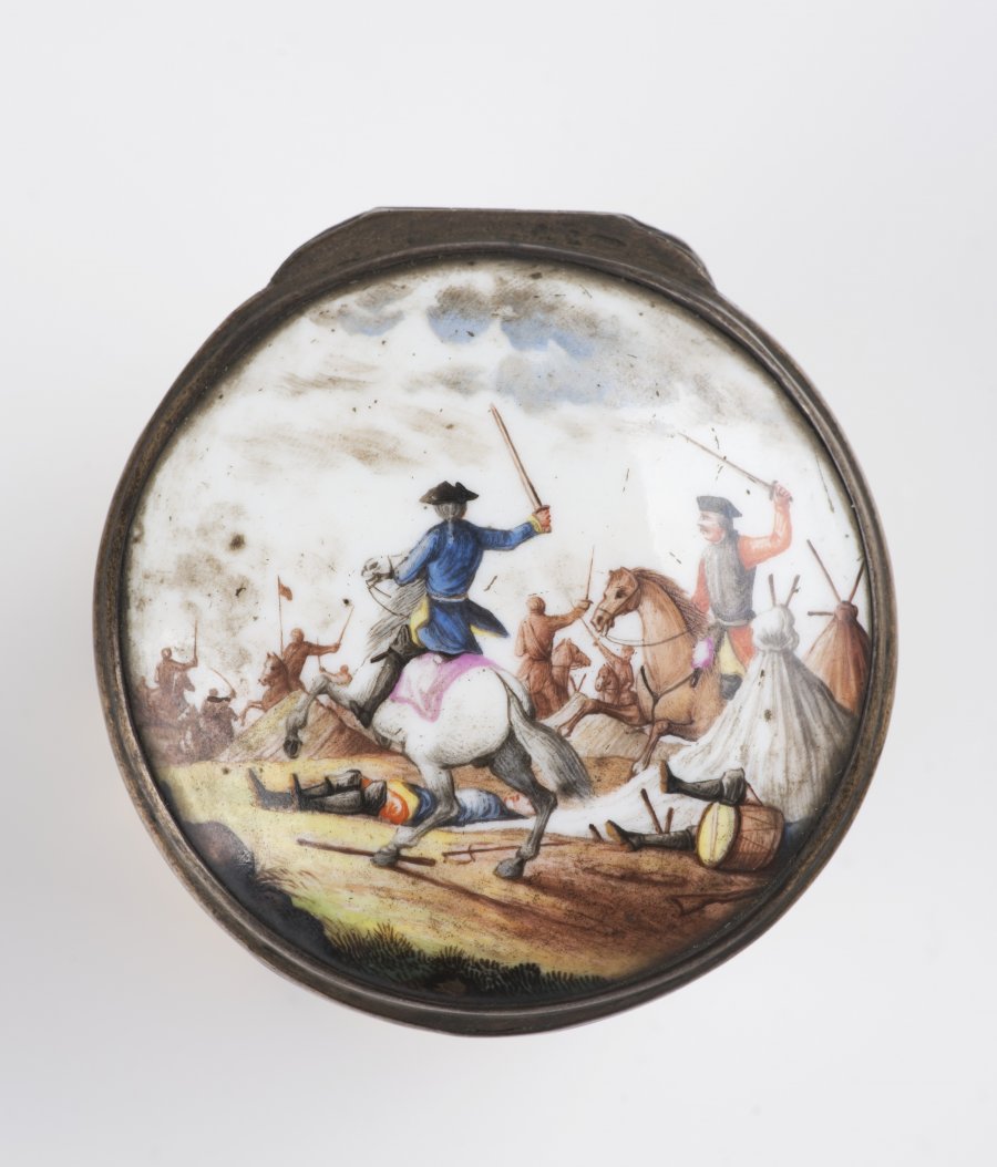 A Porcelain Box in the Shape of a Drum