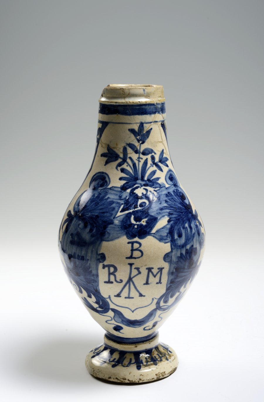 A FAÏENCE APOTHECARY JAR WITH A HERALDRY MOTIF