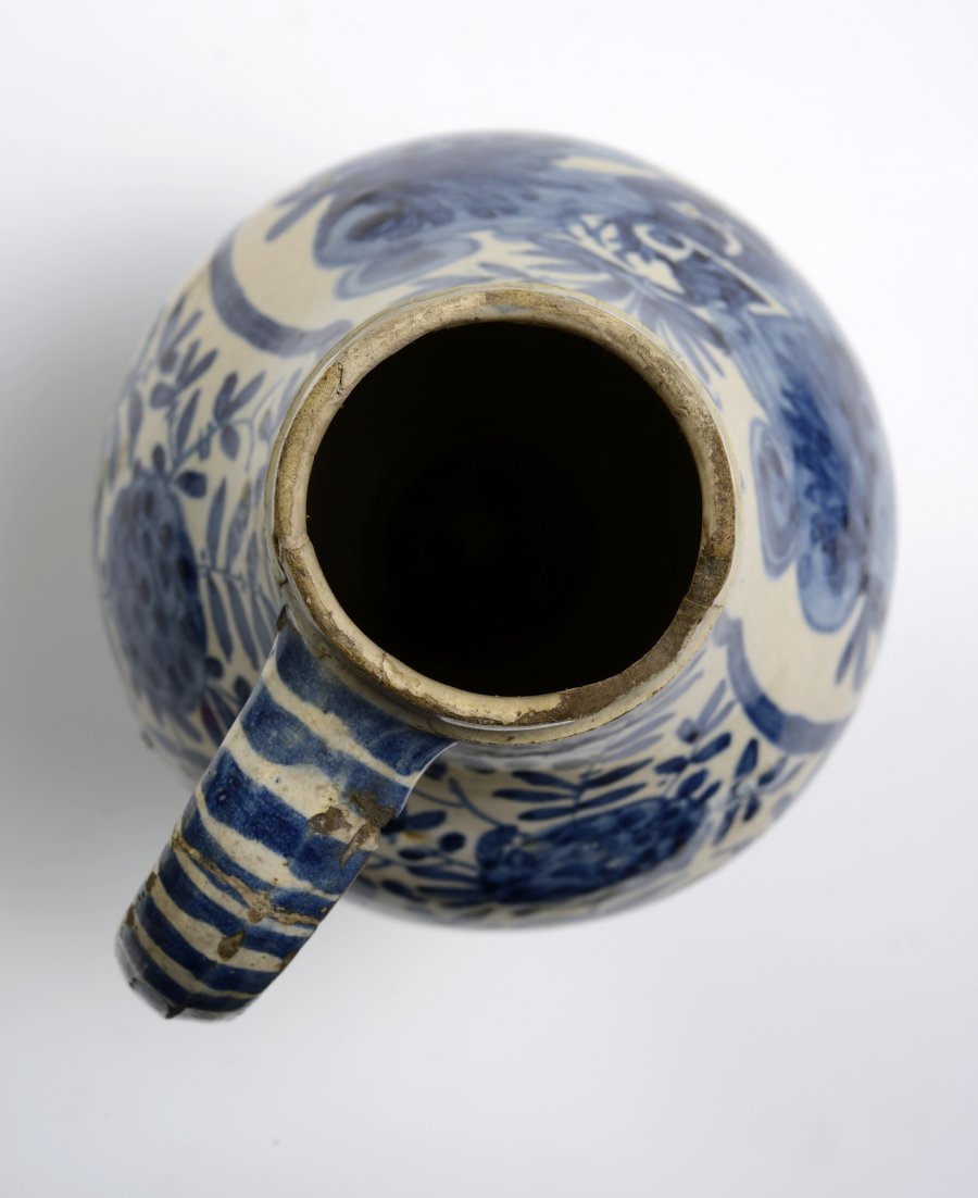 A FAÏENCE APOTHECARY JAR WITH A HERALDRY MOTIF