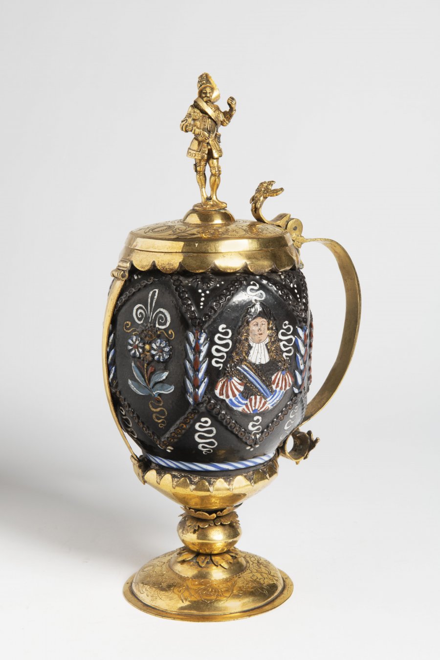 CERAMIC TANKARD IN GILDED MOUNTING