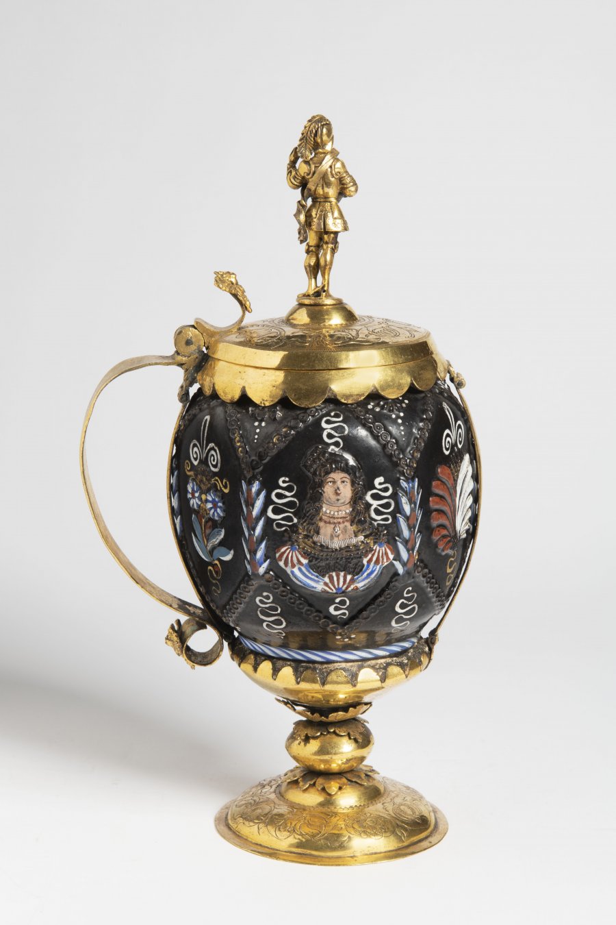 CERAMIC TANKARD IN GILDED MOUNTING