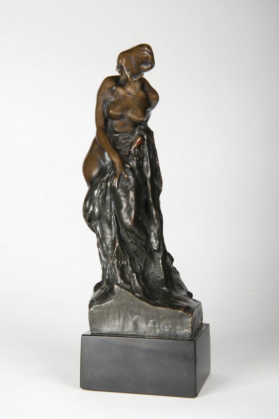 DÍVKA S DRAPÉRIÍ (ZUZANKA)