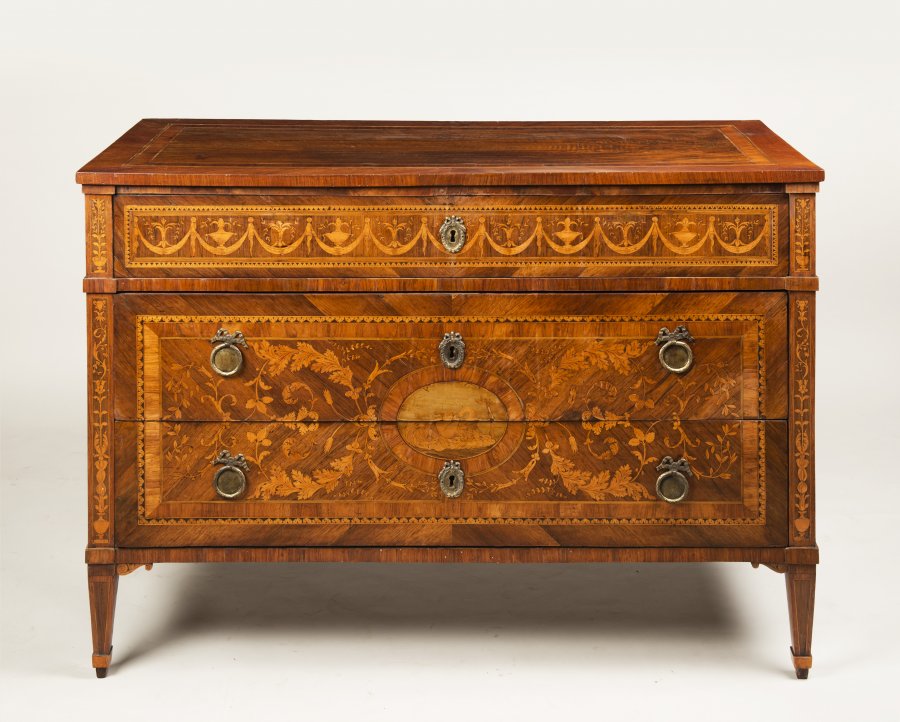 A NEOCLASSICAL CHEST OF DRAWERS