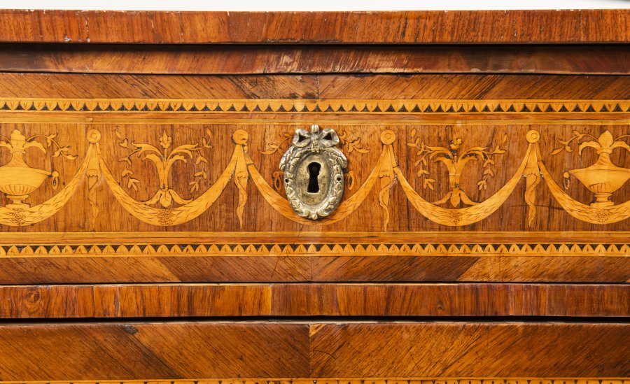 A NEOCLASSICAL CHEST OF DRAWERS