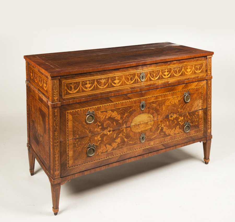 A NEOCLASSICAL CHEST OF DRAWERS