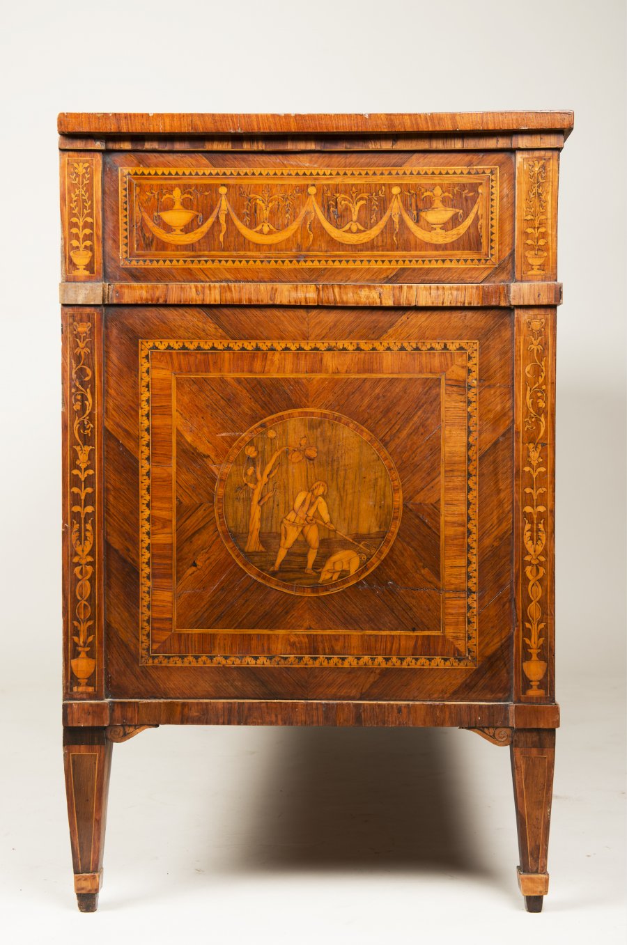 A NEOCLASSICAL CHEST OF DRAWERS