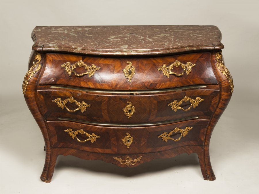 A BAROQUE COMMODE