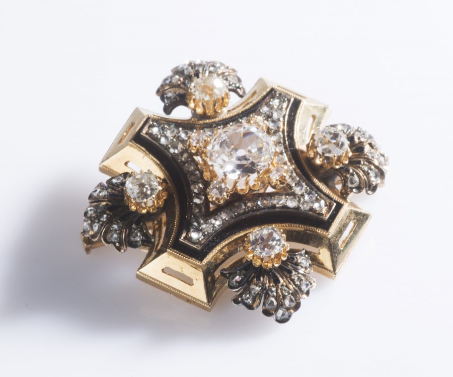 A GOLD BROOCH WITH DIAMONDS