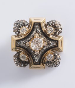 A GOLD BROOCH WITH DIAMONDS