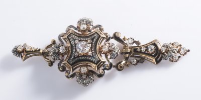 BROOCH WITH PENDANTS AND DIAMONDS