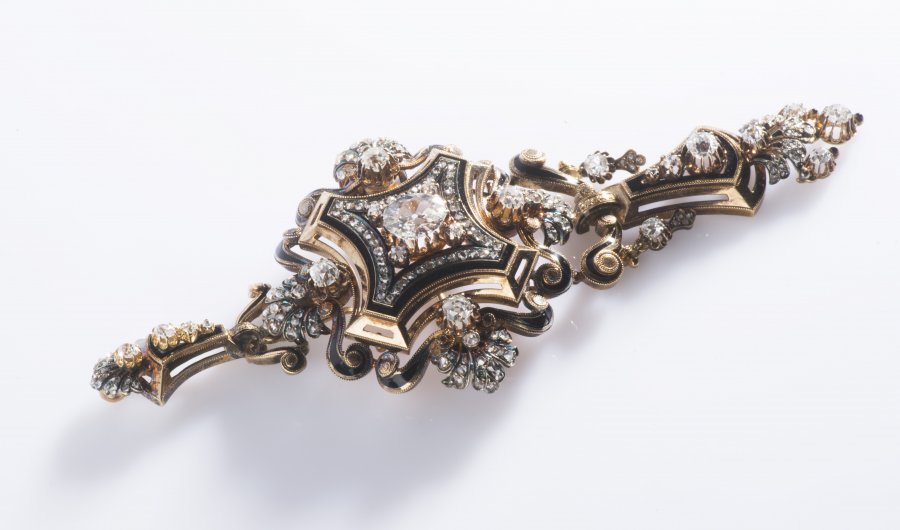 BROOCH WITH PENDANTS AND DIAMONDS