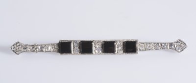 A GOLD DIAMOND AND ONYX BROOCH