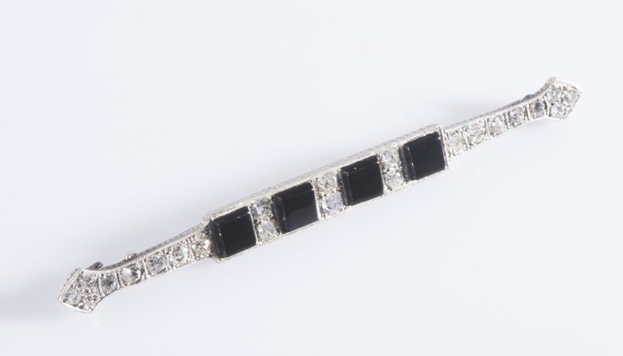 A GOLD DIAMOND AND ONYX BROOCH