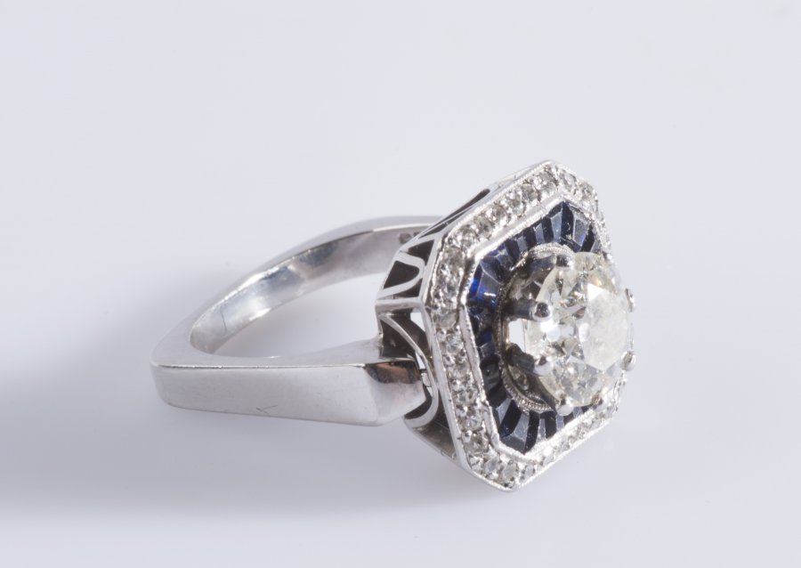 A GOLD DIAMOND AND SAPPHIRE RING