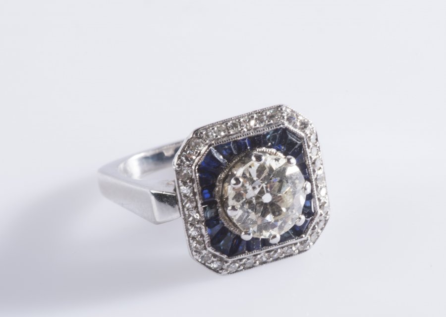 A GOLD DIAMOND AND SAPPHIRE RING