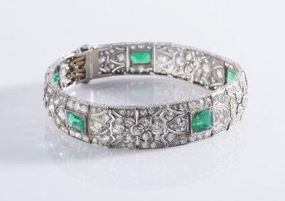 A DIAMOND AND EMERALD BRACELET