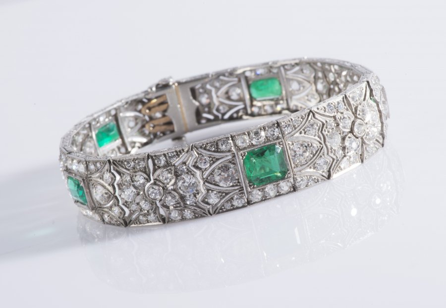 A DIAMOND AND EMERALD BRACELET