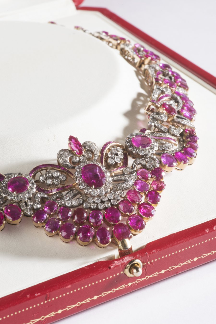 A DIAMOND AND RUBY NECKLACE 