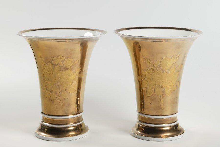 PAIR OF DECORATIVE VASES
