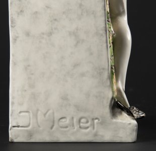 ŽENSKÝ AKT S DRAPÉRIÍ