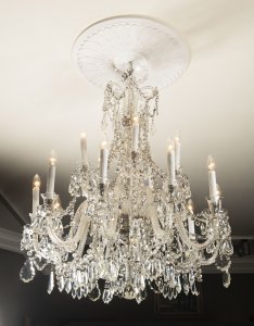 AN IMPRESSIVE CRYSTAL CHANDELIER