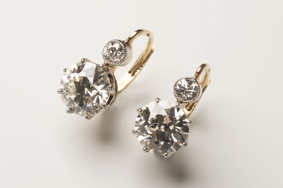 EARRINGS WITH DIAMONDS