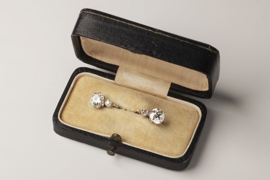 EARRINGS WITH DIAMONDS