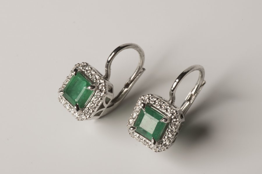 EARRINGS WITH EMERALD AND DIAMONDS
