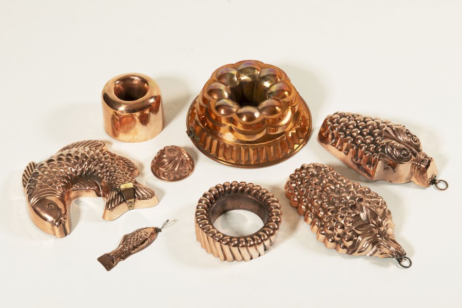 A SET OF BAKING FORMS