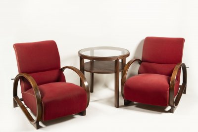 DVĚ FUNKCIONALISTICKÁ KŘESLA SE STOLKEM