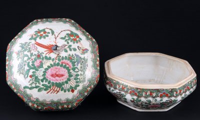 VELKÁ ČÍNSKÁ PORCELÁNOVÁ DÓZA FAMILLE ROSE