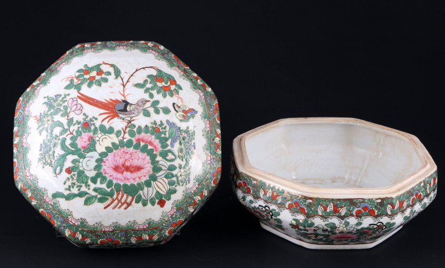 VELKÁ ČÍNSKÁ PORCELÁNOVÁ DÓZA FAMILLE ROSE