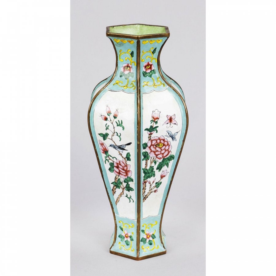 ANTIQUE CHINESE VASE CANTON