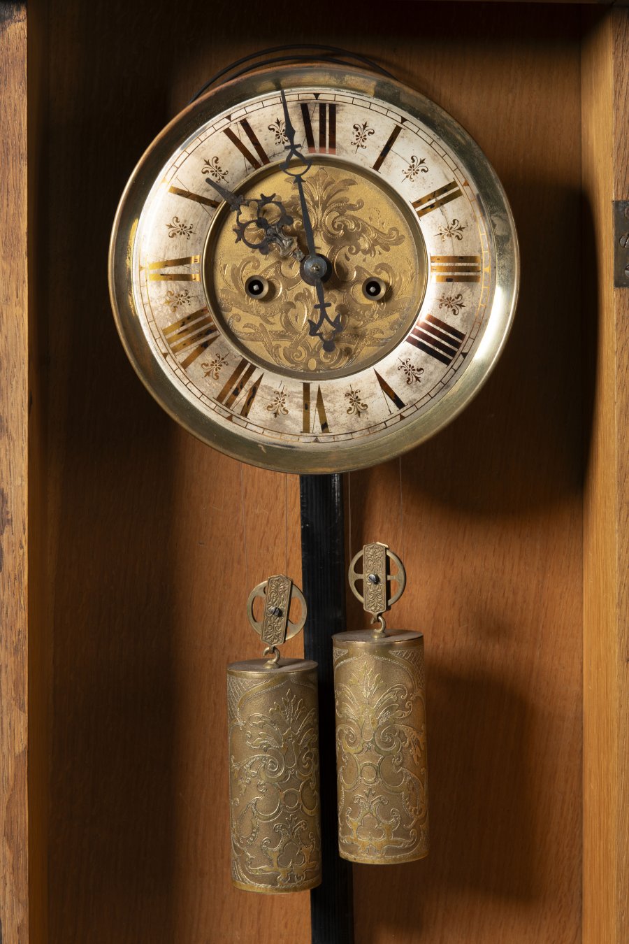 NÁSTĚNNÉ HODINY Z OBDOBÍ HISTORISMU