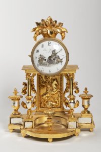 KLASICISTNÍ STOLNÍ HODINY