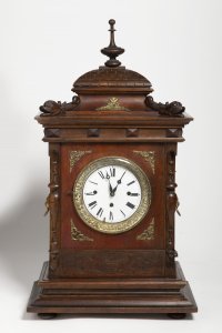 NOVORENESANČNÍ STOLNÍ HODINY