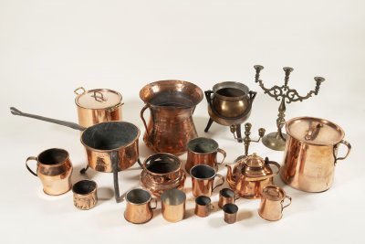 KONVOLUT HRNCŮ, NÁDOB A SVÍCNŮ