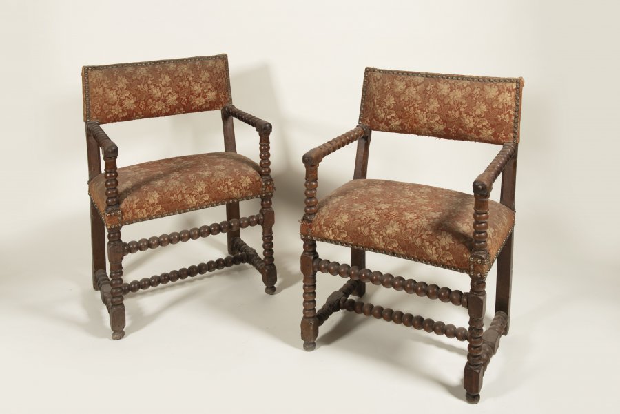 DVĚ KŘESLA V RENESANČNÍM STYLU