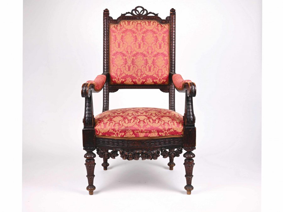 A CLASSICAL CHAIR