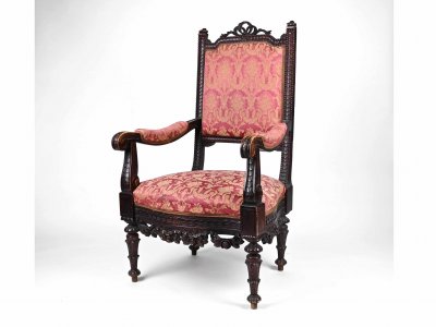 A CLASSICAL CHAIR