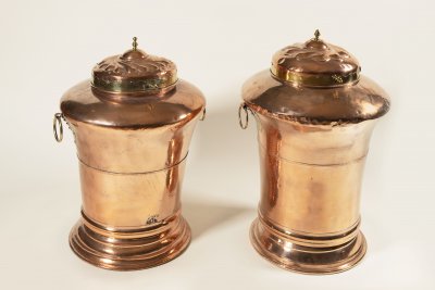 DVĚ NÁDOBY NA VODU